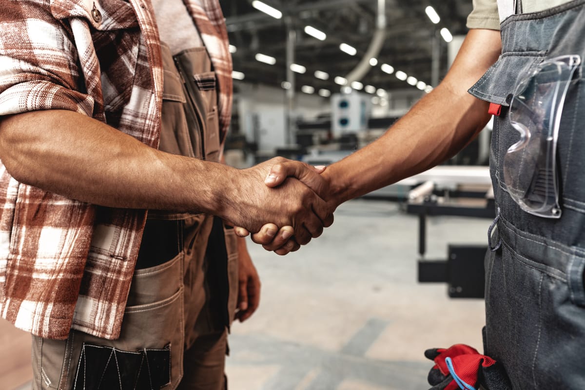 Client et couvreur partenaire se serrant la main avant un chantier de toiture